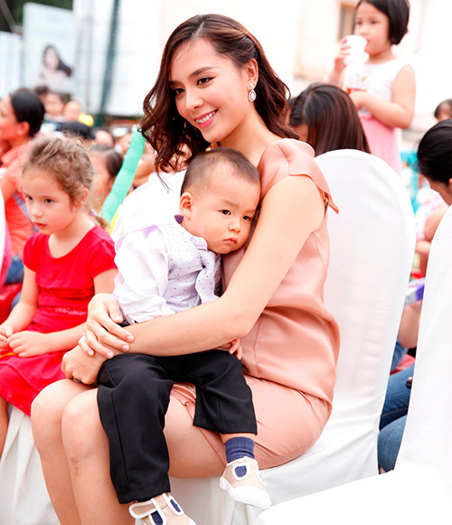 Thiên Lý lần đầu đưa quý tử đi sự kiện - 4