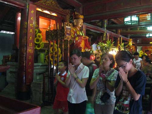 Sĩ tử “nườm nượp” đến Văn Miếu cầu may - 4