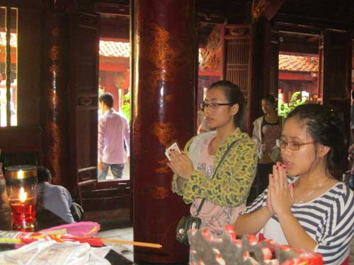 Sĩ tử “nườm nượp” đến Văn Miếu cầu may - 2