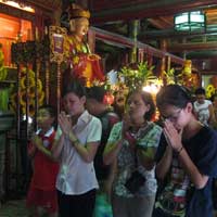 Tin tức trong ngày - Sĩ tử “nườm nượp” đến Văn Miếu cầu may