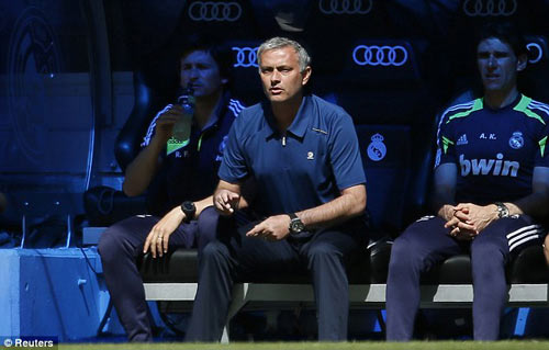 Mourinho bị “quây” ngay trên sân - 5