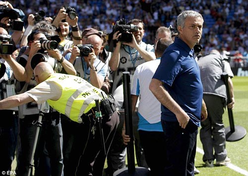 Mourinho bị “quây” ngay trên sân - 4