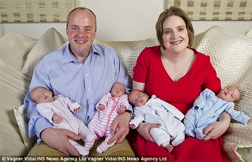 Người phụ nữ hạ sinh 2 cặp sinh đôi cùng trứng - 1