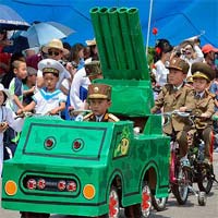 Tin tức trong ngày - Trẻ em Triều Tiên lái "xe tăng" mừng 1/6