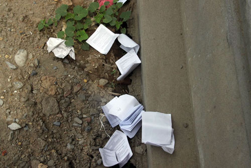 Thi Ngữ Văn: Thí sinh vẫn mang theo "phao" - 10