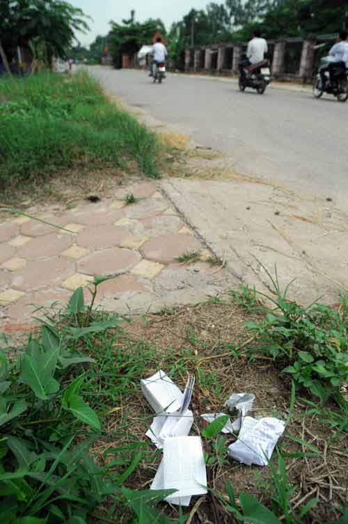 Thi Ngữ Văn: Thí sinh vẫn mang theo "phao" - 1