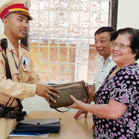 Tin tức trong ngày - CSGT trả lại 7 triệu đồng cho người đánh rơi