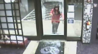 Giải cứu manơcanh ra khỏi shop người lớn - 2