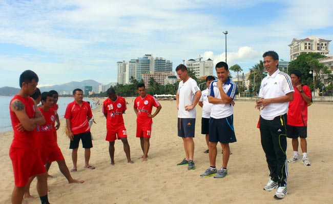 Trong khi các đội bóng khác ở V-League vẫn đang nghỉ giữa mùa giải thì XMV Hải Phòng lại tranh thủ “luyện công” ở phố biển Nha Trang.