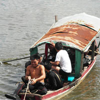 Tin tức trong ngày - Đi trên đường ray, bị tàu tông rơi xuống sông