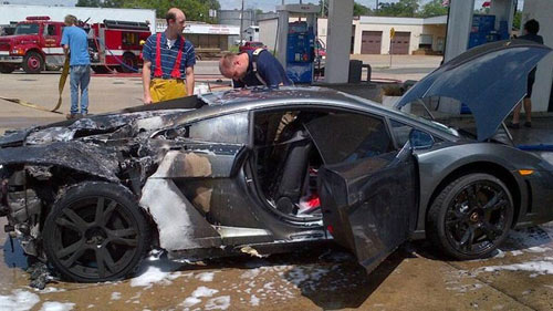 Lamborghini Gallardo phát nổ trong trạm xăng - 1
