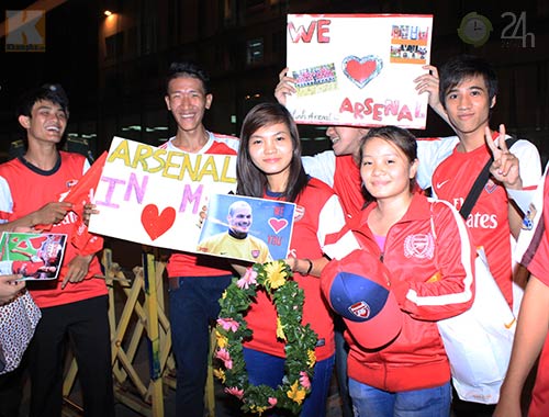 Ljungberg ký tặng fan tại Tân Sơn Nhất - 2