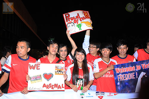 Ljungberg ký tặng fan tại Tân Sơn Nhất - 3