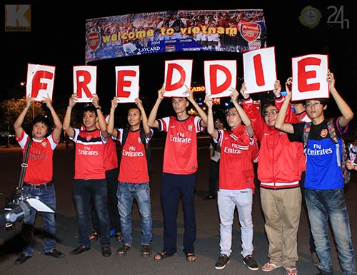 Ljungberg ký tặng fan tại Tân Sơn Nhất - 4