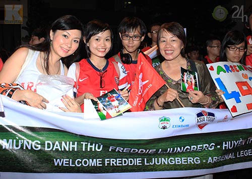 Ljungberg ký tặng fan tại Tân Sơn Nhất - 5