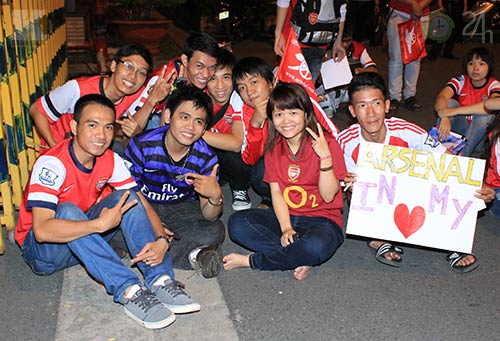 Ljungberg ký tặng fan tại Tân Sơn Nhất - 6