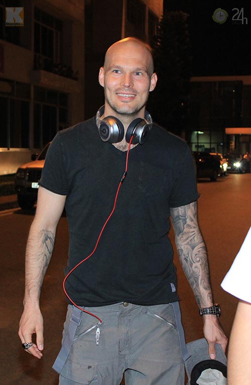 Ljungberg ký tặng fan tại Tân Sơn Nhất - 7