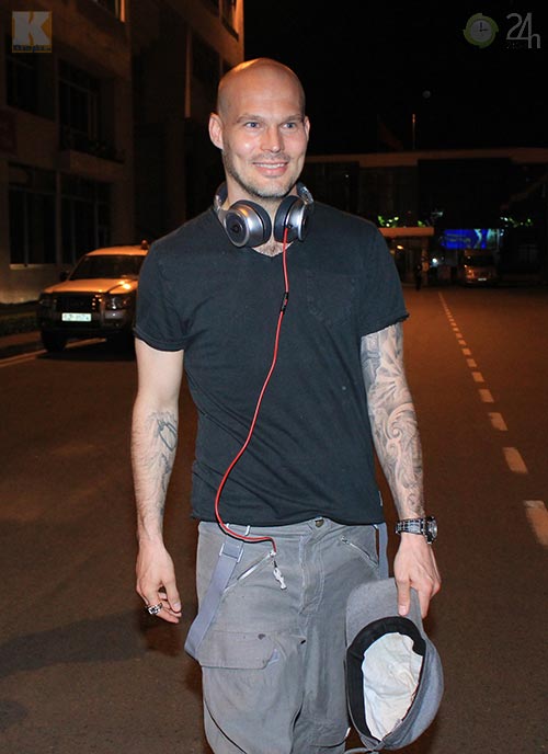 Ljungberg ký tặng fan tại Tân Sơn Nhất - 8