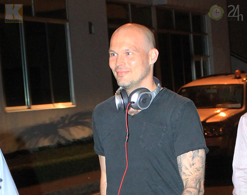 Ljungberg ký tặng fan tại Tân Sơn Nhất - 9