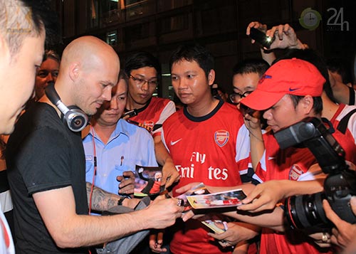 Ljungberg ký tặng fan tại Tân Sơn Nhất - 10