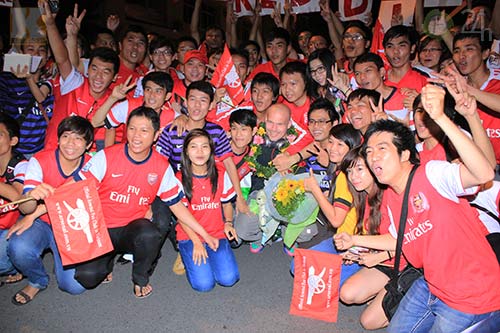 Ljungberg ký tặng fan tại Tân Sơn Nhất - 11