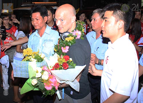 Ljungberg ký tặng fan tại Tân Sơn Nhất - 12