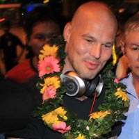 Bóng đá - Ljungberg ký tặng fan tại Tân Sơn Nhất