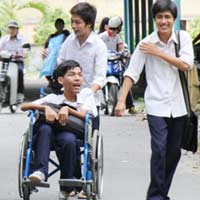 Giáo dục - du học - Mất bốn ngón tay phải, làm bài thi tay trái