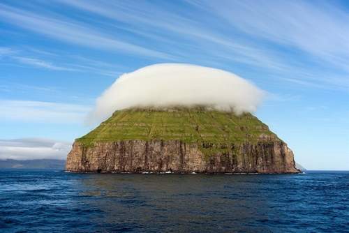 Kỳ lạ hòn đảo “đội mây” Litla Dimun - 1