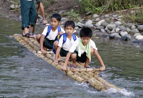 Philippines: HS dùng bè vượt sông tới trường - 1