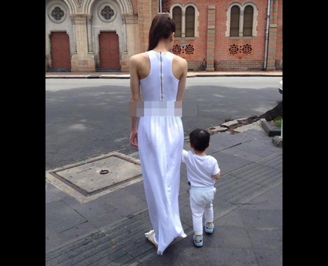 Cách đây không lâu, cũng chính Quốc Cường đã đăng tải lại bức ảnh tương tự như thế về mẹ con Hà Hồ khi đang đi dạo phố.