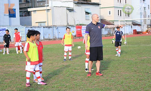 Ljungberg thử tài cầu thủ nhí Việt Nam - 7