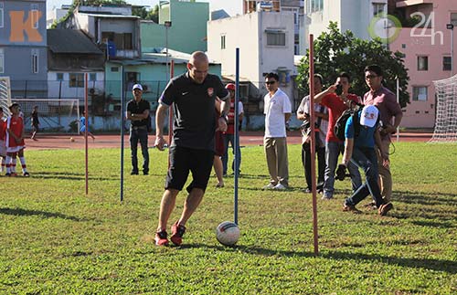 Ljungberg thử tài cầu thủ nhí Việt Nam - 8