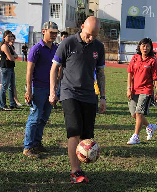 Ljungberg thử tài cầu thủ nhí Việt Nam - 9