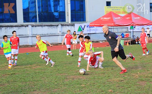 Ljungberg thử tài cầu thủ nhí Việt Nam - 11
