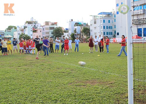 Ljungberg thử tài cầu thủ nhí Việt Nam - 13