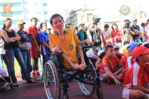 Ljungberg thử tài cầu thủ nhí Việt Nam - 4