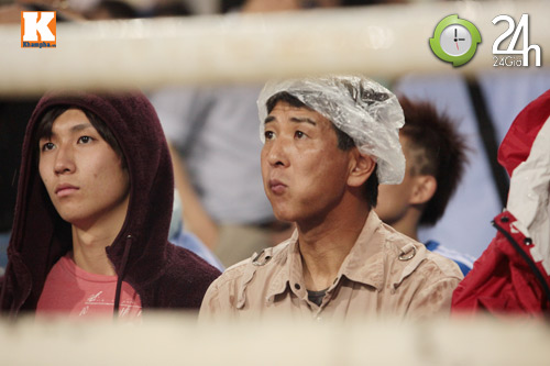 Khán giả "đội mưa" xem U23 VN - Kashima - 12