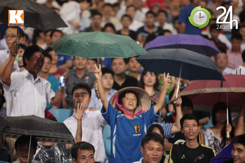 Khán giả "đội mưa" xem U23 VN - Kashima - 10