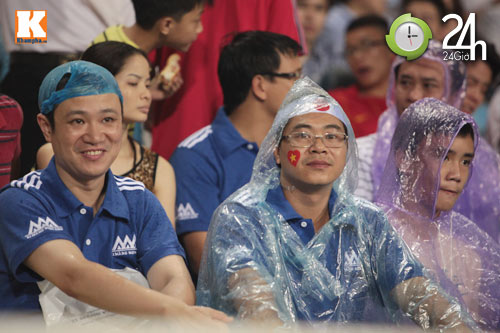 Khán giả "đội mưa" xem U23 VN - Kashima - 11