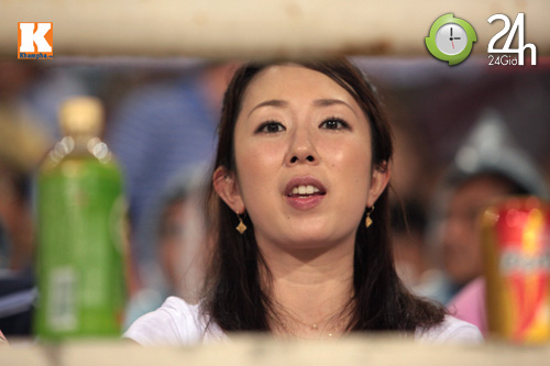 Khán giả "đội mưa" xem U23 VN - Kashima - 8