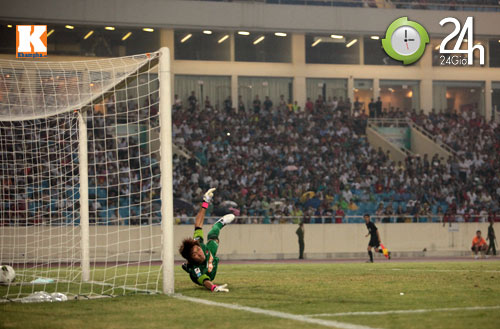 Khán giả "đội mưa" xem U23 VN - Kashima - 5