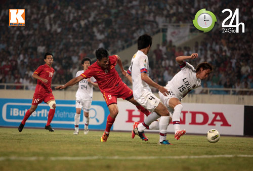 Khán giả "đội mưa" xem U23 VN - Kashima - 7