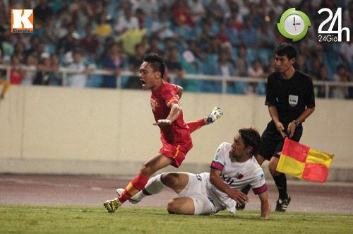 Khán giả "đội mưa" xem U23 VN - Kashima - 6