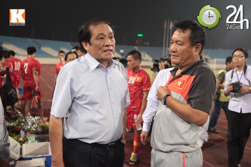 Khán giả "đội mưa" xem U23 VN - Kashima - 13