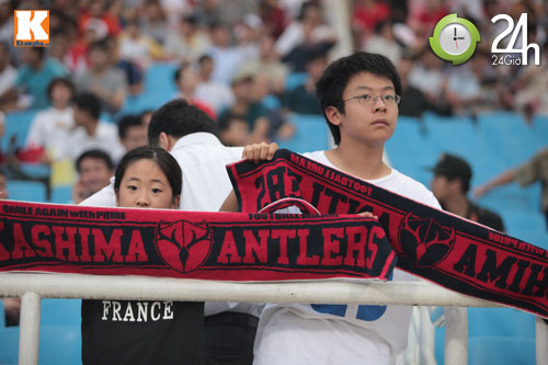 Khán giả "đội mưa" xem U23 VN - Kashima - 2