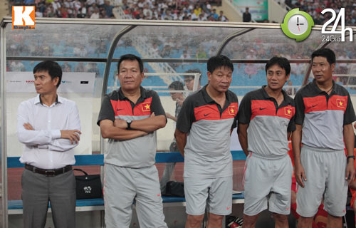 Khán giả "đội mưa" xem U23 VN - Kashima - 4