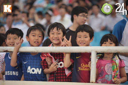 Khán giả "đội mưa" xem U23 VN - Kashima - 9