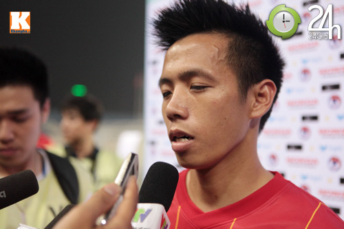 Khán giả "đội mưa" xem U23 VN - Kashima - 14