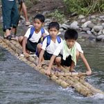 Tin tức trong ngày - Philippines: HS dùng bè vượt sông tới trường